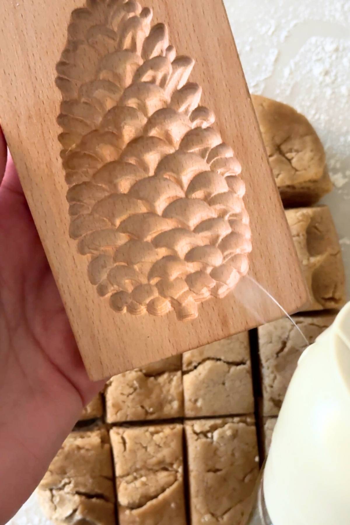 oiling cookie mold