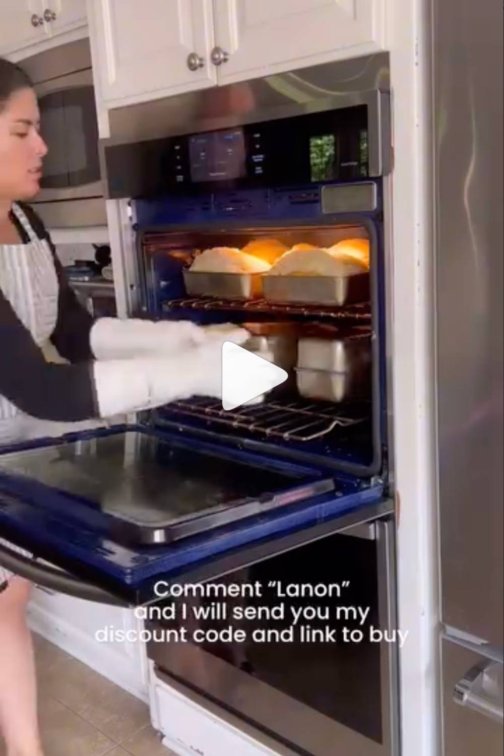Maria using lanon oven gloves
